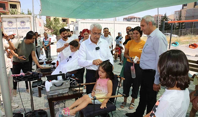 Depremzede çocuklara ücretsiz saç bakımı