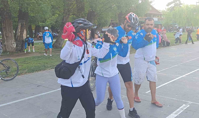 Engelli bisikletçiler festivale renk kattı