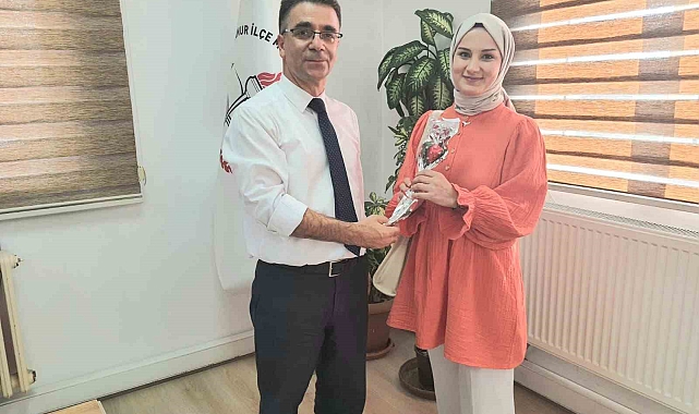 Hamur'da yeni öğretmenlere gül ve ikram