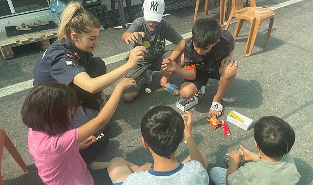 Jandarma depremzede çocuklara moral oluyor