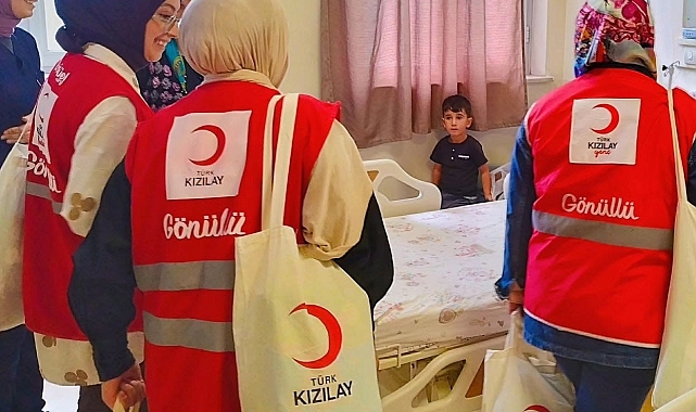 Kızılay gönüllüleri Diyadin'de hastaları sevindirdi