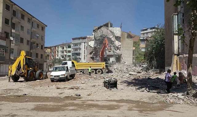 Malatya'da ağır hasarlı binanın kontrollü yıkımında göçük: 1 yaralı