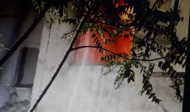 Malatya'da Depremde Hasar Gören Binada Yangın Çıktı