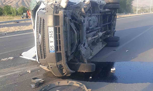 Minibüs elektrik direğine çarptı: 1 yaralı