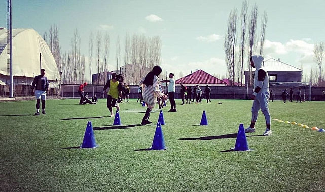 Patnos ilçe stadyumunda sınava öğrenci hazırlıkları devam ediyor.
