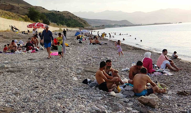 Sıcaktan bunalan vatandaşlar Van Gölü'ne akın etti
