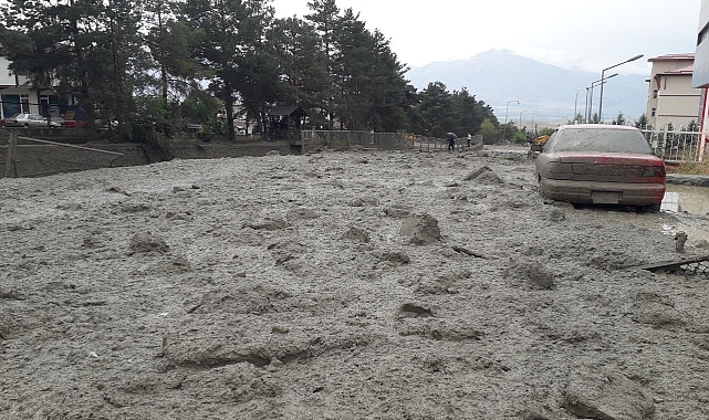 Üzümlü'de sel zarara yol açtı