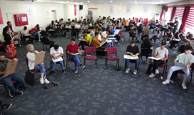 103 öğrenci özel yetenek resim deneme sınavına girdi