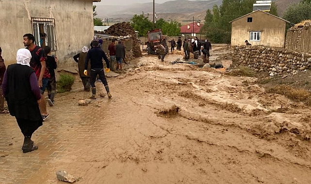 Van'da sağanak su baskınlarına neden oldu