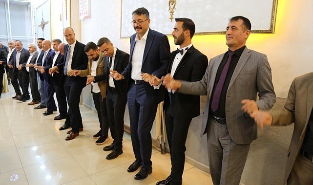 3 bin kişinin katıldığı düğünde Vali Çelik de halay çekti
