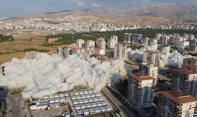 350 dairenin bulunduğu 7 blok patlayıcı ile yıkıldı