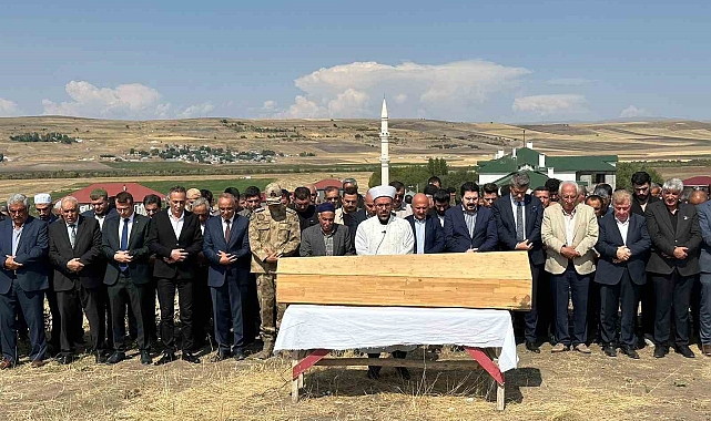 Ağrı Eski Belediye Başkanı Savcı Sayan'ın annesi son yolculuğuna uğurlandı