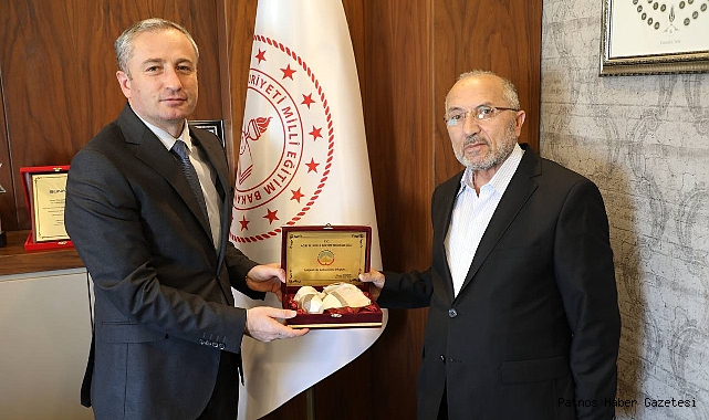 Ağrılı Duayen Emekli Öğretmene Plaket