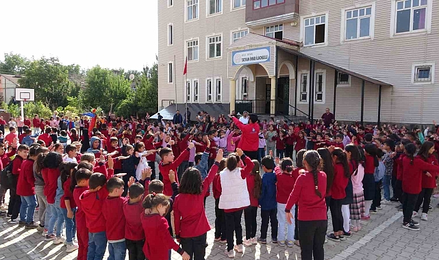 Bitlis'te öğrenciler gönüllülerle doyasıya eğlendi