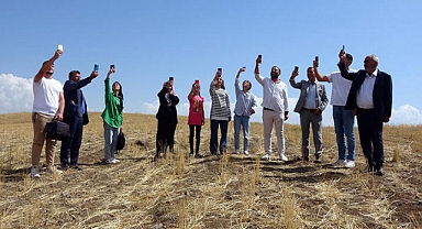 Cep telefonuyla konuşmak için tepeye tırmanıyorlar