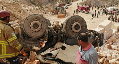 Feci Kaza! Uçuruma Devrilen Kamyon 2 Can Aldı