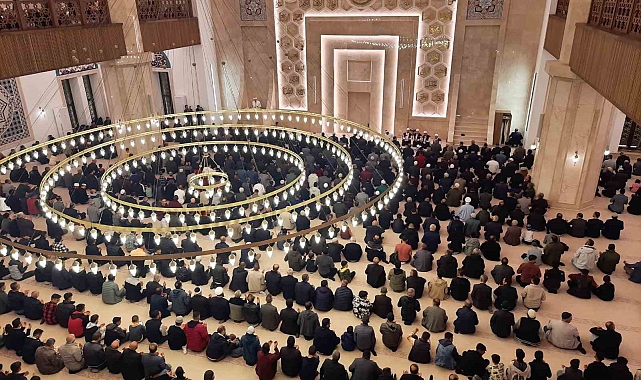 Kars'ta Mevlit Kandili'nde camiler doldu taştı