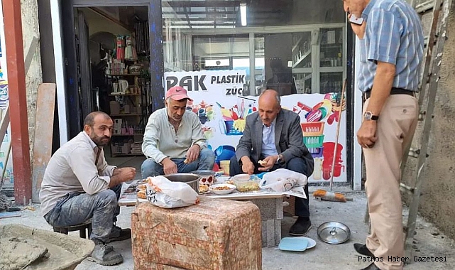 M. Şahin SAVCI  inşaat işçileriyle bir arada