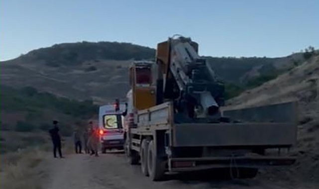 Muş'ta devrilen kepçede sıkışan operatörü AFAD ekipleri kurtardı