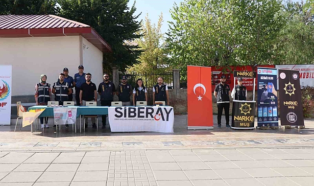 Muş'ta polis stant kurarak vatandaşları dolandırıcılara karşı uyardı.