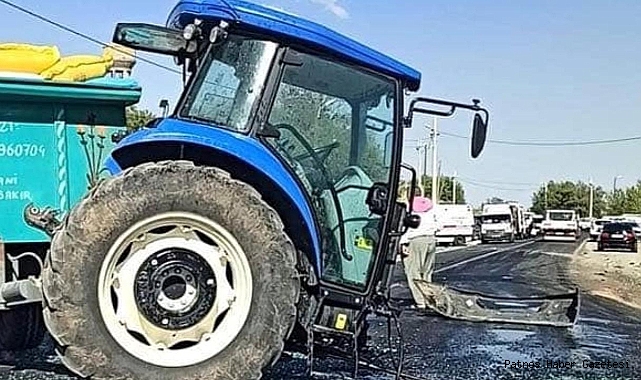 Traktör ile yolcu minibüs kafa kafaya çarpıştı