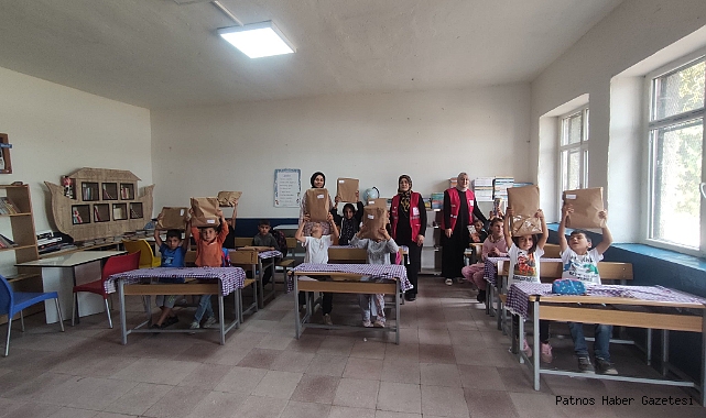 Türk kızılay Patnos Şubesi Kırtasiye Malzemesi Dağıttı