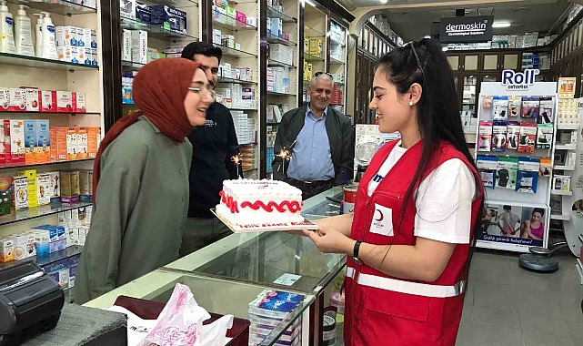 Türk Kızılayı Ağrı Şubesinden Eczacılar Günü sürprizi