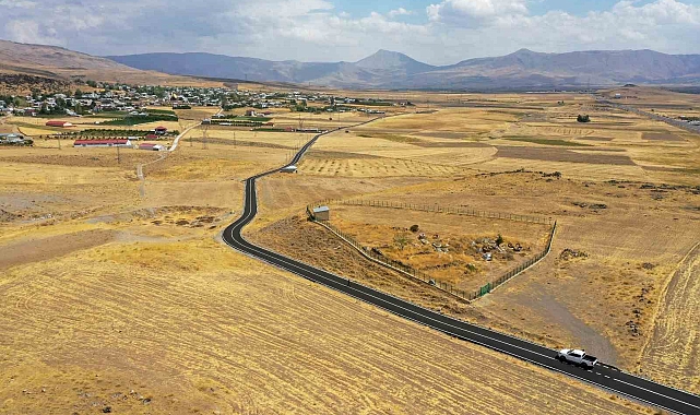 Van'ın Muradiye İlçesinde 4 mahallenin 13 kilometrelik yolu sıcak asfalta kavuştu
