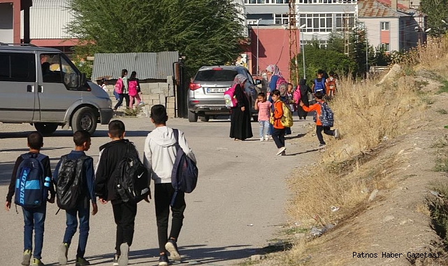 Vanlı öğrenciler mahallelerine okul istiyor