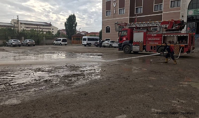 Ağrı’da sağanak yağıştan sonra  Öğretmenevi bahçesi itfaiye ekipleri tarafından temizlendi