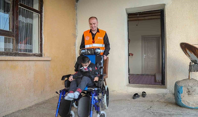 Doğuştan engelli minik Serdar tekerlekli sandalyesine kavuştu