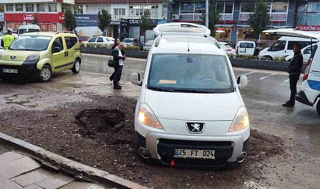 Erzurum'da sağanak yağmur hayatı felç etti
