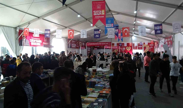 Kitap fuarında Kürtçe kitap standına yoğun ilgi