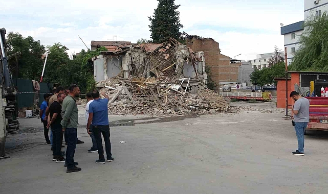 Malatya'da ağır hasarlı bina çöktü