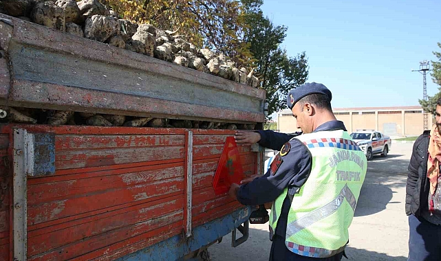 Muş'ta bin 500 traktör römorkuna reflektör takıldı