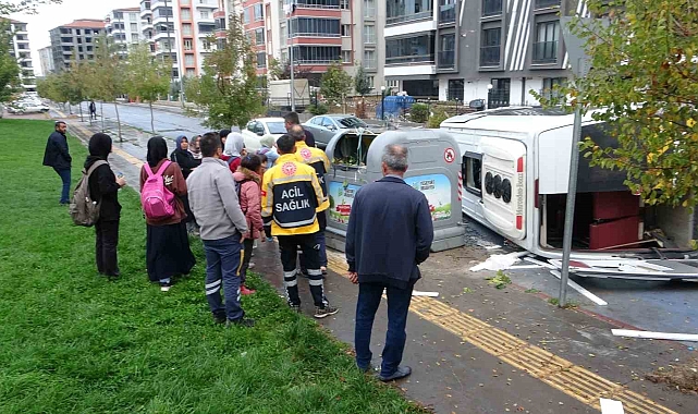 Öğrenci Servisi ve Minibüs Çarpıştı