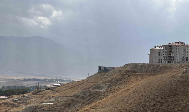 Yüksekova'da toz bulutu dağları kapladı