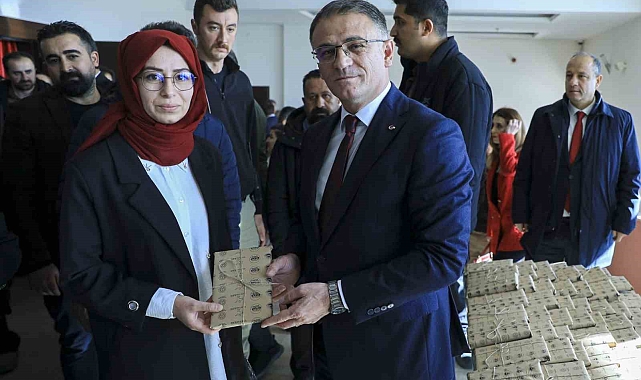 27 bin öğretmene kitap hediye edildi