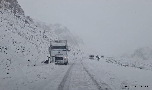 3 bin rakımlı Karabet Geçidi'nde kar yağışı trafiği olumsuz yönde etkiledi