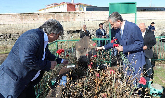 Ağrı'da hayatını kaybeden öğretmenler mezarları başında anıldı