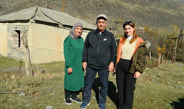 Atalarının sürgün edildiği köye gittiler, gözyaşlarını tutamadılar