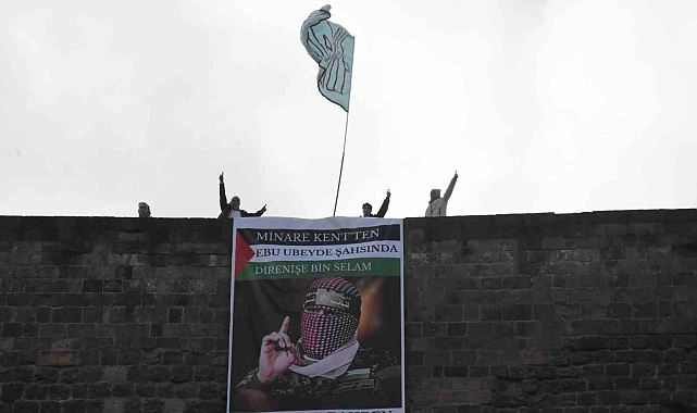 Bitlis Kalesi'ne Kassam Tugayları Sözcüsü Ebu Ubeyde'nin posteri asıldı