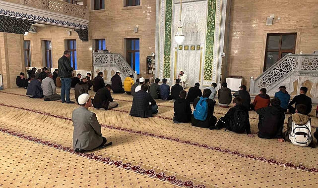 Bulanıklı gençler sabah namazında buluştu