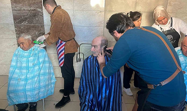 Engelsiz yaşam merkezinde gönüllü saç kesimi ve bakımı yaptılar