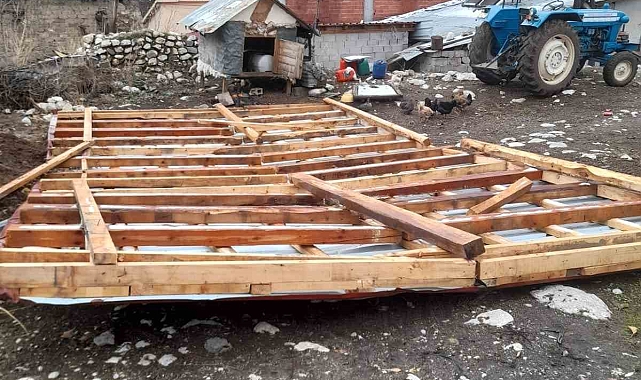 Erzincan'da fırtına evin çatısını uçurdu