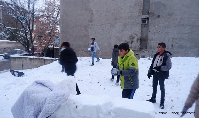 Erzurum'da çocukların kartopu savaşı