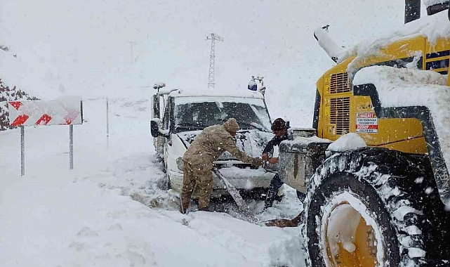 Erzurum'da Jandarma karda mahsur olan vatandaşları kurtardı