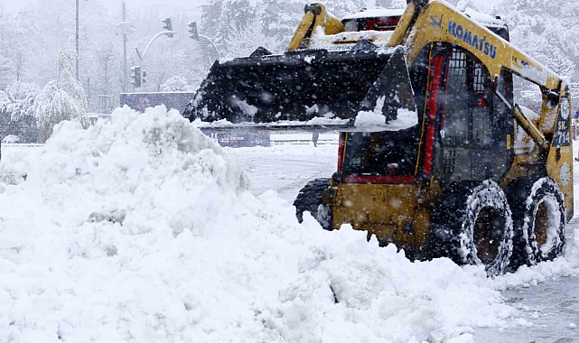 Erzurum'da kar timleri iş başında