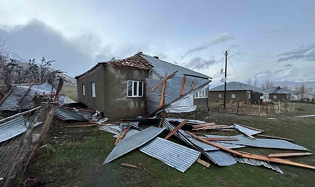 Fırtınada evlerinin çatısı uçan aile deprem zannederek kendilerini dışarı attı