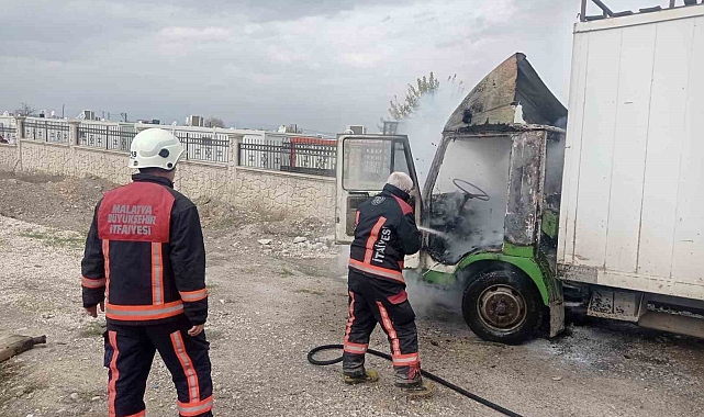 Kamyonet Park halinde Ateş Aldı